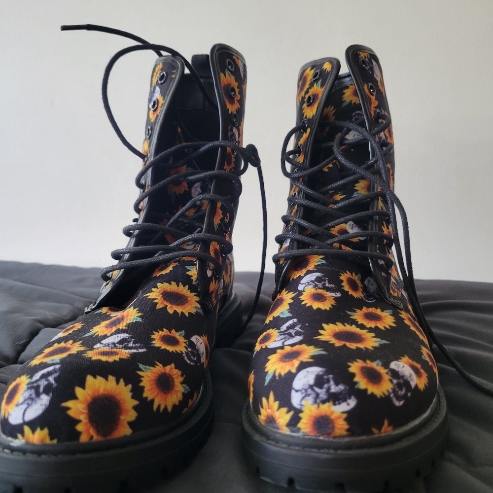 Womens Size 9 Sunflower Skull Print Boots